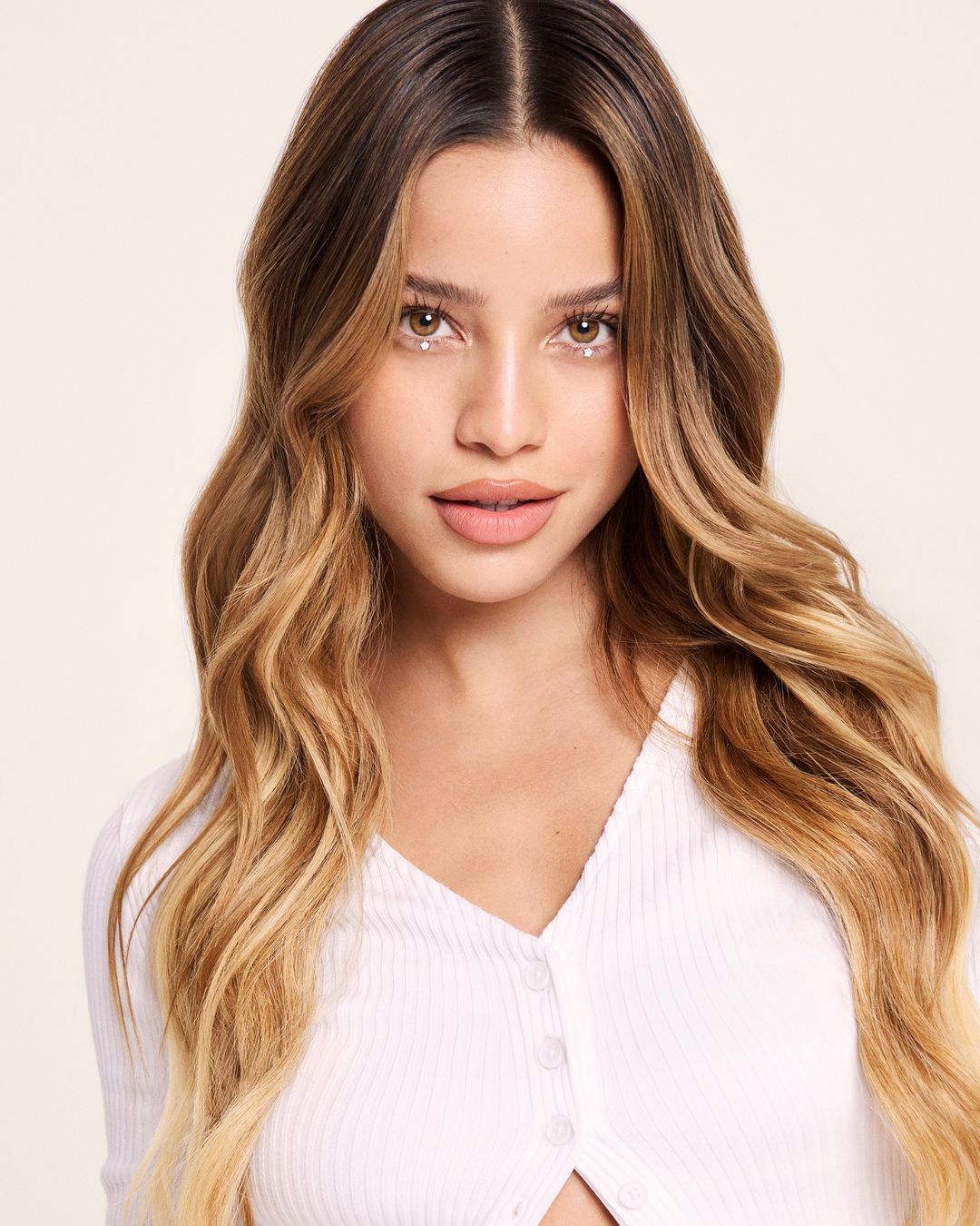 contratar a Emilia Mernes para show